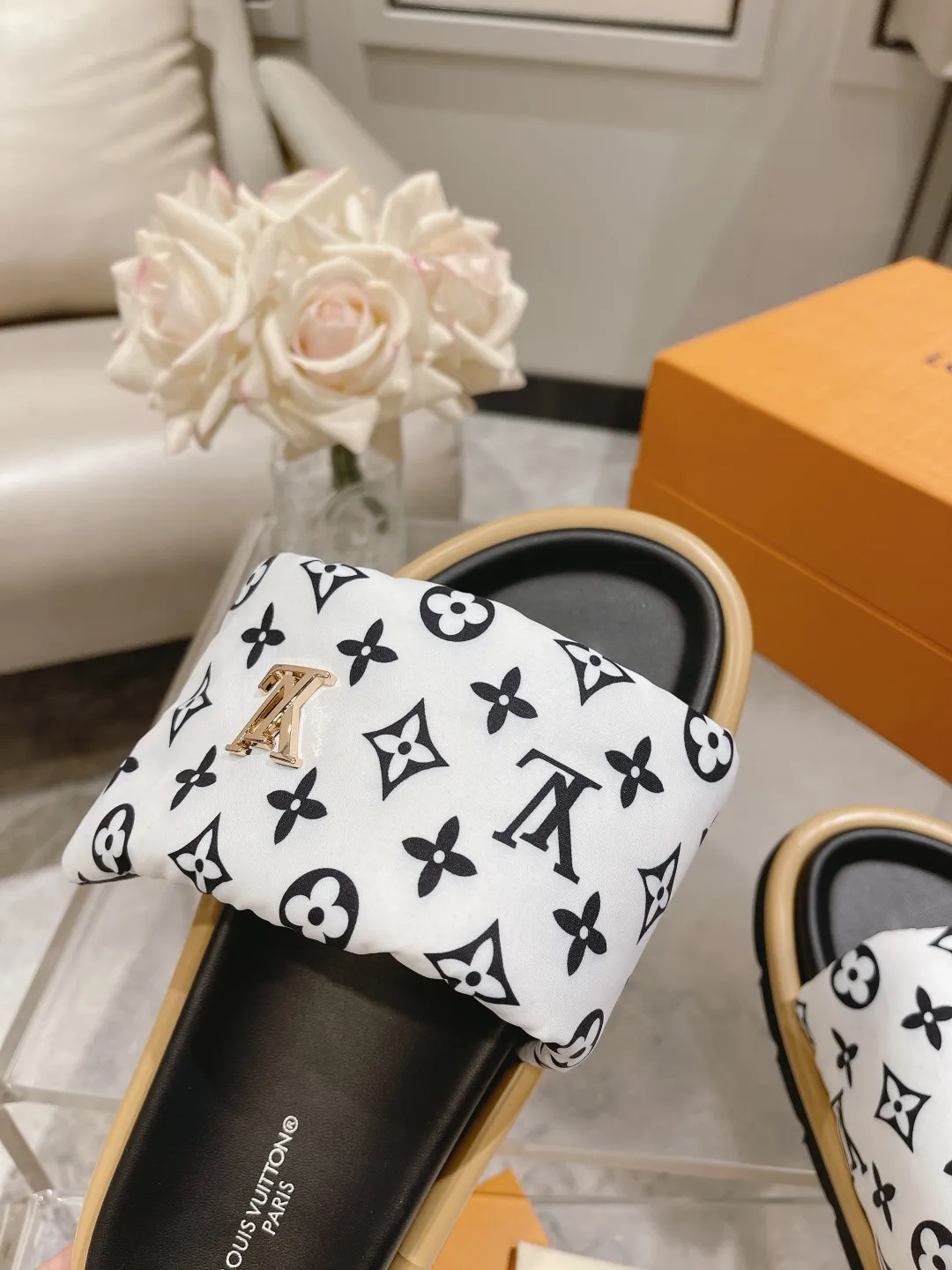 👟👟Ex-factory price 360👟👟 Lvjia brand | ²⁰²5 𝐬𝐬 💛2025 spring and summer latest popular Velcro series...Couple style thick-soled slippers, new rare products at the purchasing level💫 🍒This style is the favorite of celebrities🌟big internet celebrities. A simple and elegant sandal. A good style that you can't take your eyes off at a glance! The thick sole has the effect of increasing the height of the feet. It has the function of elongating the legs immediately. It is exquisite and low-key luxury✔️ No matter it is paired with skirts or trousers, it is super aura🛍 ━━━━━ ЅᏇєєt ━━━━━ ▪️Upper: LV old floral fabric ▪️Outsole: original molded outsole ▪️Shoe size: 35-45
